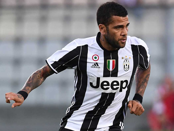 Juventus Benarkan Dani Alves Mengalami Patah Tulang